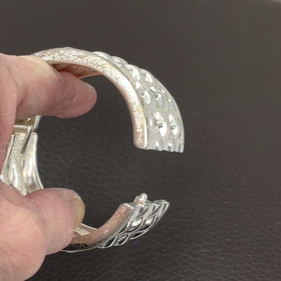 Vintage heavy thick silver tone basket weave spring closure bracelet - Picture 4 of 7